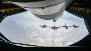 F-16 pilots, KC-135 crews team for mid-air refueling training